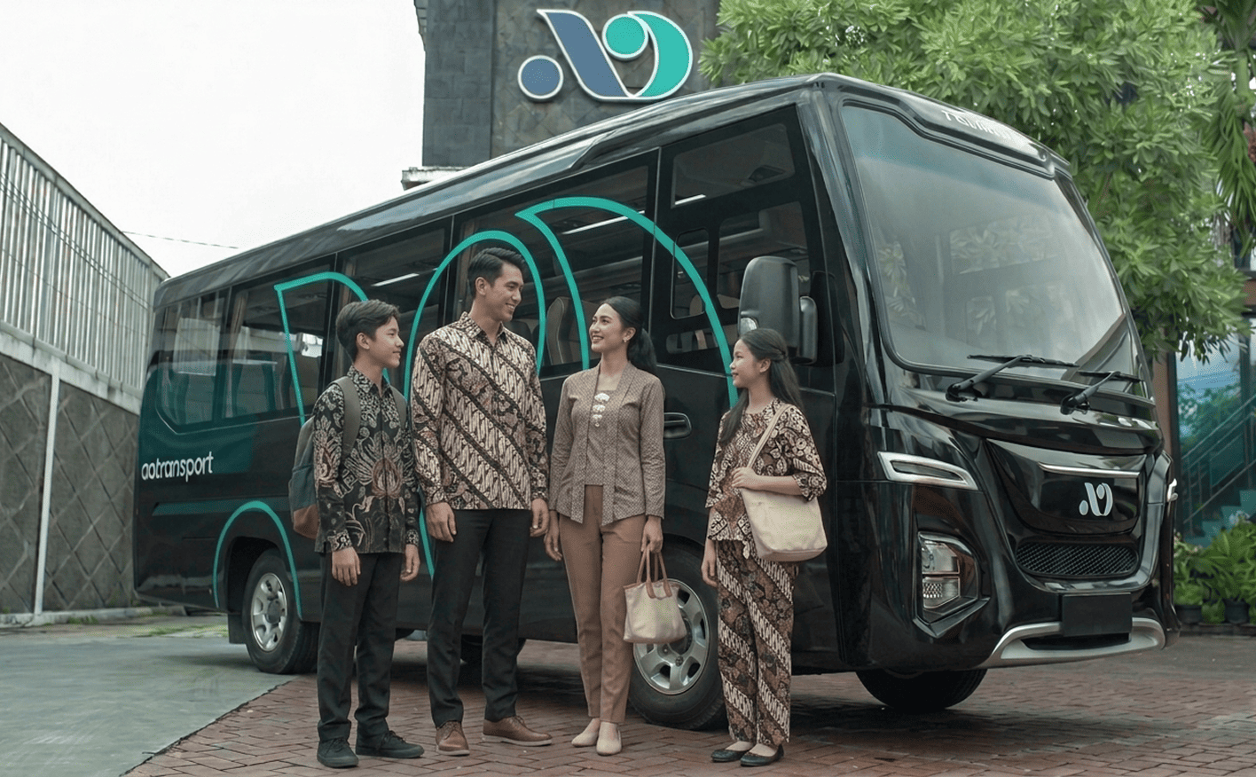 Penumpang bersama armada AO Shuttle